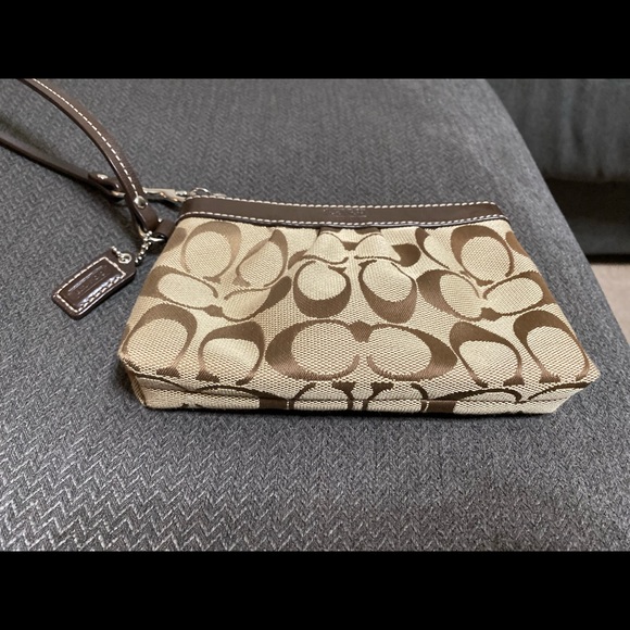 Brown classic Coach wristlet - Picture 4 of 4